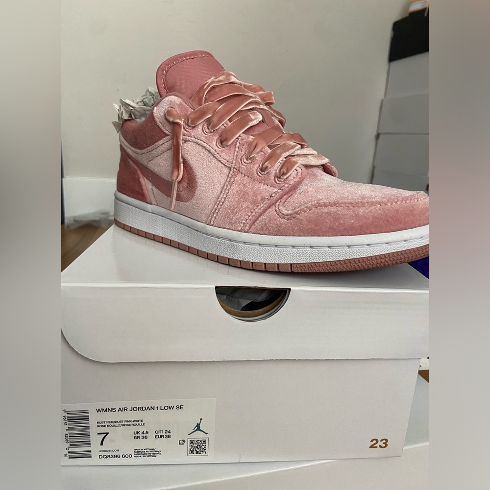 Jordan 1 low. Womens 7. Worn once. Rust pink, velvet.